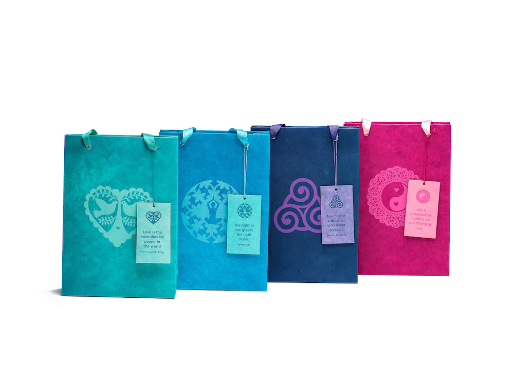 geschenktasje met label gift bag with tag red blue green purple