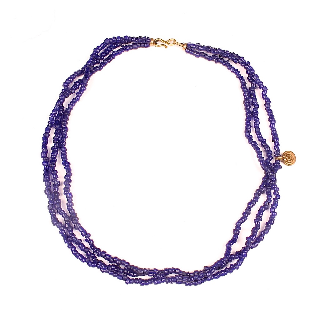 Necklace seed beads mini glaskraaltjes Orissa Odisha spiral of life levensspiraal blauw blue