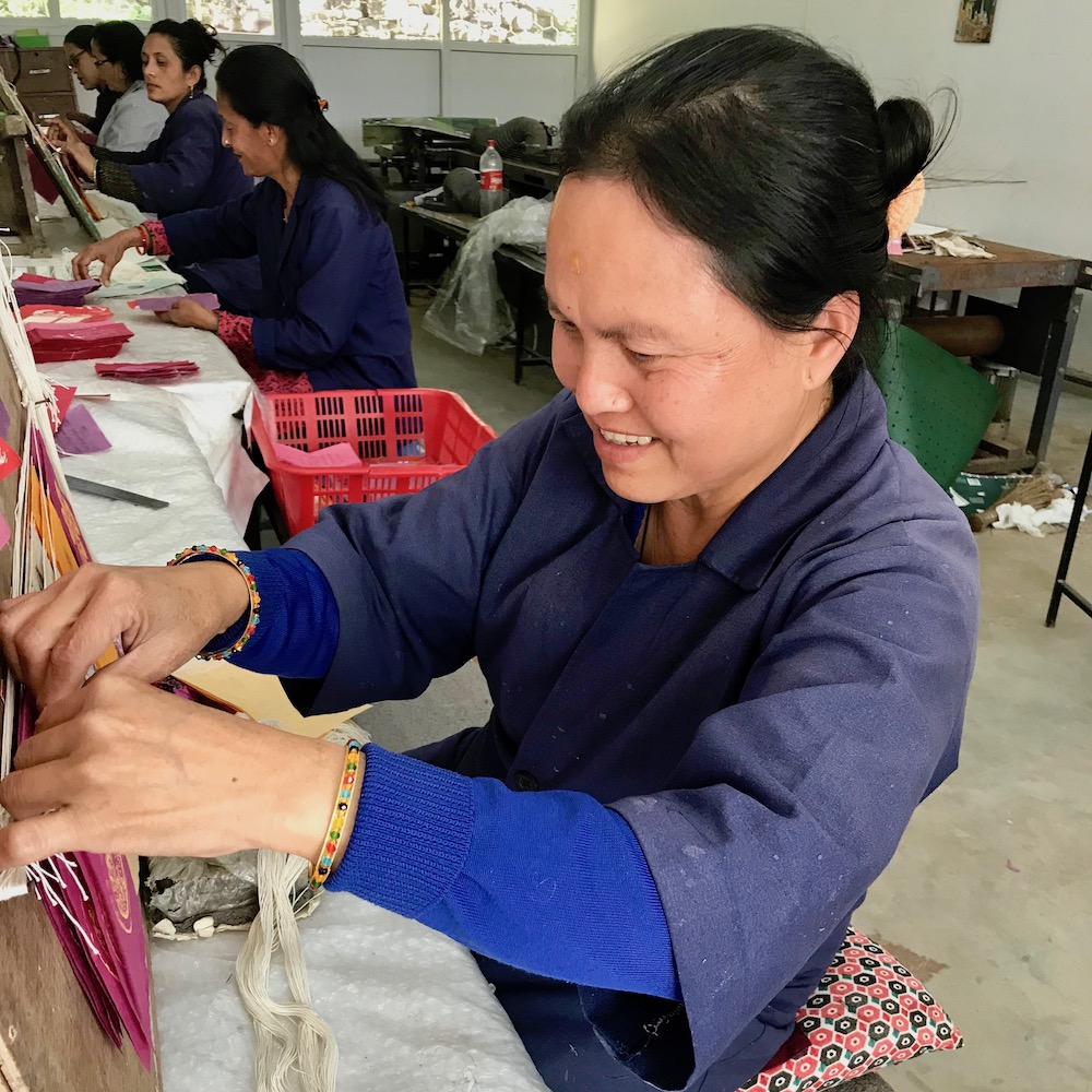 women vrouw empowerment making flags lijmen wensvlaggetjes