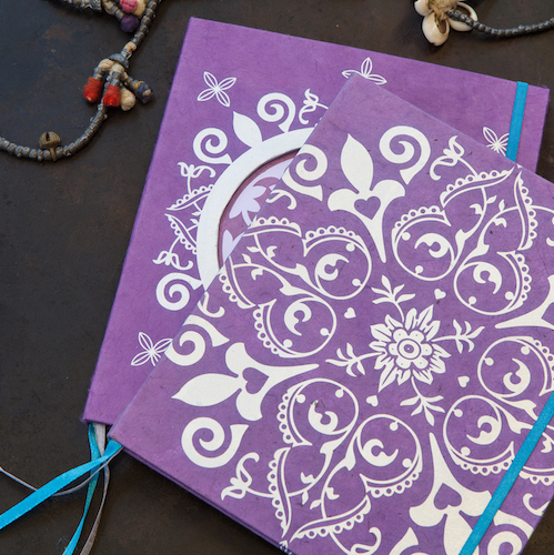 sfeerbeeld notitieboekje notebook handmade paper paars purple