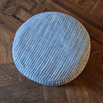 yoga poef pillow meditatie meditation blue white blauw wit space dye