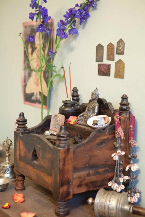 Altaar met gebedsmolen shrine with prayer wheel